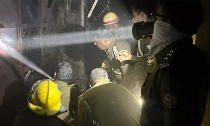 दिवाली पर गाजियाबाद के रॉयल टावर सोसाइटी मार्केट में 3 दुकानों में लगी भीषण आग
