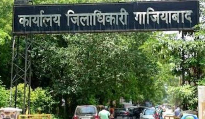 व्हाट्सएप ग्रुप पर"डबल मीनिंग" पोस्ट शेयर करने से गई सरकारी नौकरी,प्रोबेशन भी नहीं हुआ था पूरा