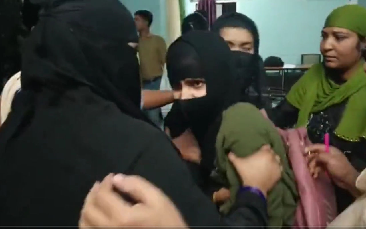 Bihar News: सीवान में दो बहनों को हुआ इश्क, रचाई शादी, समलैंगिक रिश्ते पर परिवार ने जताई आपत्ति तो पहुंची थाने