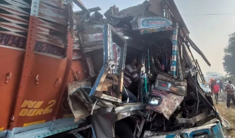भीषण हादसा: दो ट्रकों की आमने-सामने भिड़ंत में एक दूसरे में घुसे केबिन, एक की मौत