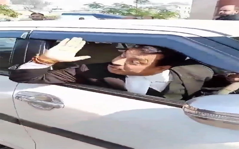 हाईकोर्ट के बाहर पुलिस कर्मी से भिड़ गए वकील साहब, गाली गलौज करते वीडियो हुआ वायरल