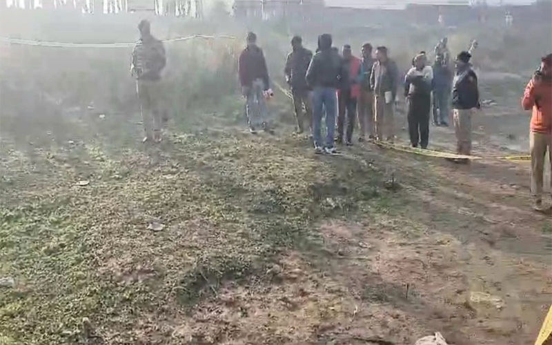 कामकाज पर जा रहे ग्रामीणों को तालाब के किनारे दिखा शव, जानें फिर क्या हुआ