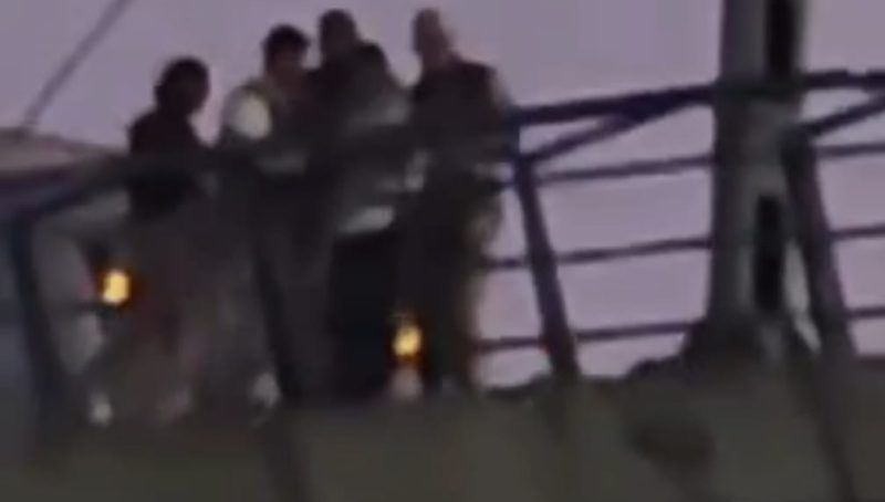 मेट्रो ट्रैक से कूदने जा रही युवती के साथ स्टाफ ने क्या किया