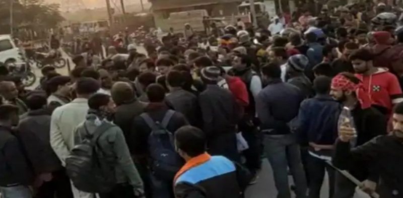 शहीद बेटे का शव न पहुंचने से गुस्साए लोगों ने हाइवे जाम किया