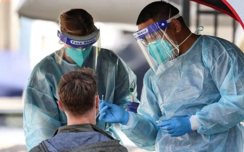 कोरोना के नए वेरियंट की इंडिया में दस्तक छीन सकती है आपके गले की आवाज