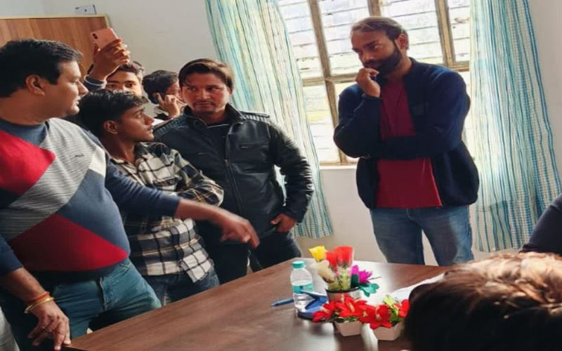 डेस्क पर जय श्रीराम लिखने पर भड़की टीचर, छात्र के मुंह पर फ्लूड लगाकर किया अपमानित