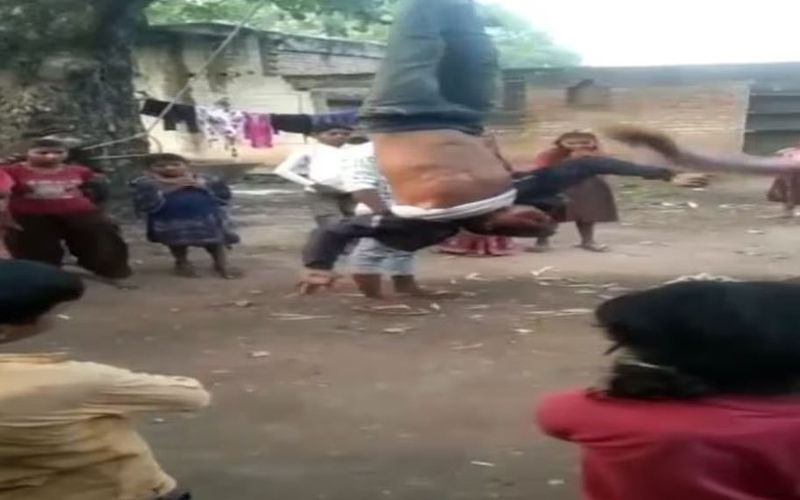 मोबाइल चोरी के शक में युवक को उल्टा लटकाकर पीटा, घावों पर लगाई मिर्च