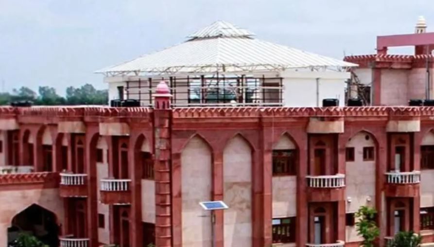 LLB की परीक्षा में नकल करते पकड़ा गया पूर्व IPS