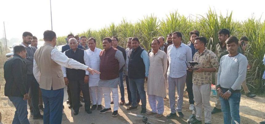 गाजि़याबाद में गन्ने के खेत में पहुंचे जनरल वीके सिंह; किसानों को दिया अनोखा उपहार