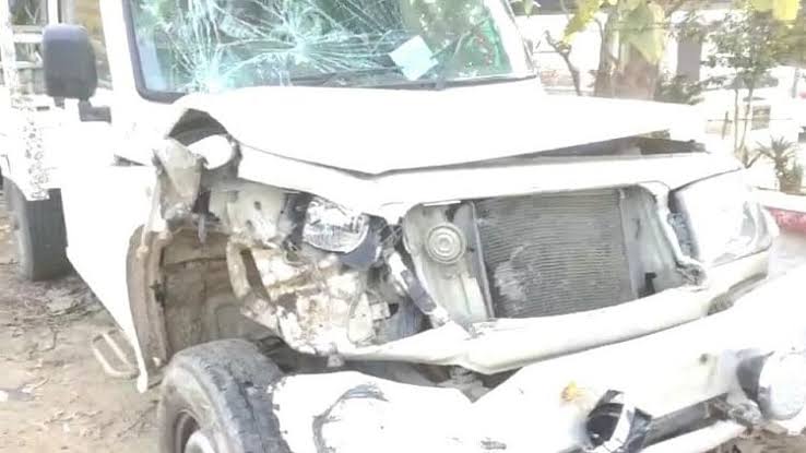 हापुड़ में भीषण सड़क हादसा, पिकअप और बाइक की टक्कर में तीन युवकों की मौत