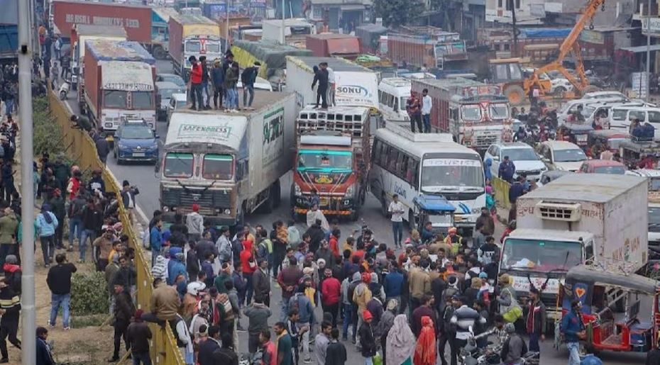 हिट एंड रन कानून के खिलाफ बस और ट्रक चालकों में रोष, हड़ताल के कारण ट्रांसपोर्ट सिस्टम हो रहा बाधित