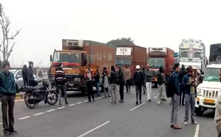 नए क़ानून के विरोध में उत्तर प्रदेश में सड़कों पर उतरे ट्रक चालक,यात्री परेशान