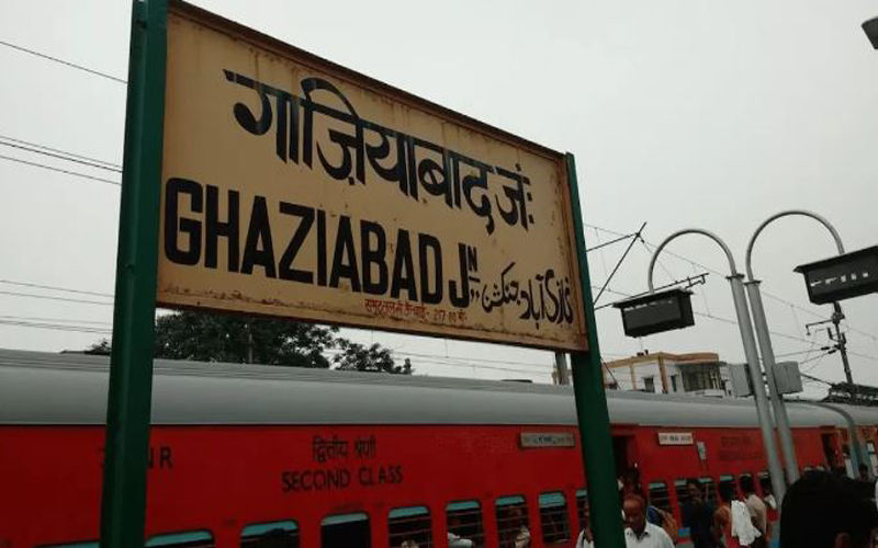 ब्यूटी पार्लर में काम करने वाली युवती ने की आत्महत्या,अधेड़ का शव पार्क के झूले से लटका मिला