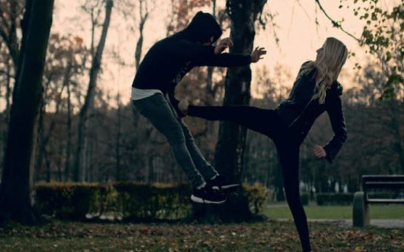 किक डे : खुशी से किक मार के उसे अपनी जिन्दगी से बाहर निकाल दें