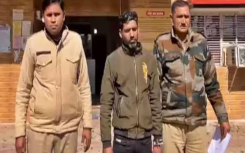 प्रेम प्रसंग के चलते की थी युवती की हत्या, सड़क किनारे मिला था अधजला शव