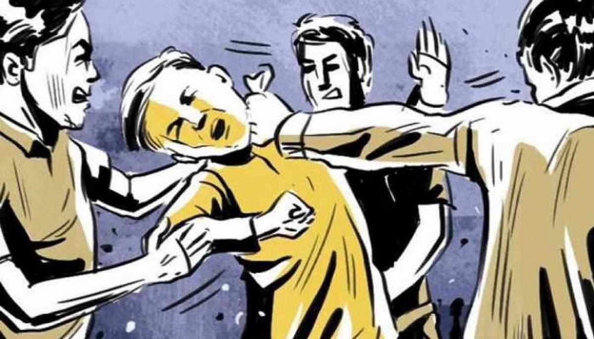 नोएडा में लकड़ी काटने से रोकने पर बवाल, परिजनों से की गई मारपीट