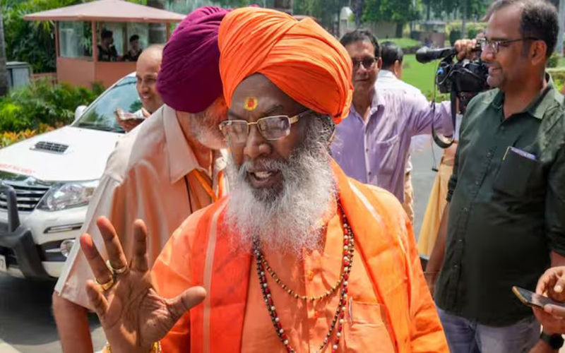 लालू के बयान पर साक्षी महाराज का पलटवार, 'चारा खाने वालों के पास जितनी बुद्धि है उतनी लालू यादव के पास'