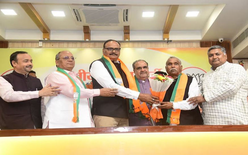 सपा को लगा एक और झटका, कद्दावर नेता और पूर्व सांसद BJP में हुए शामिल