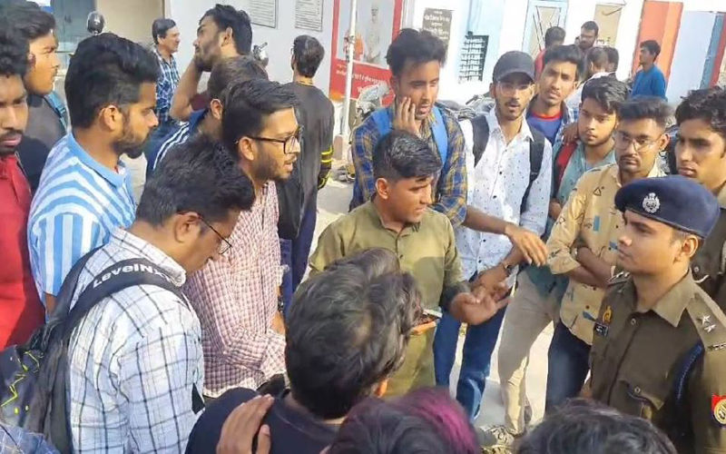 होली मनाने को लेकर अलीगढ़ मुस्लिम यूनिवर्सिटी में भिड़े छात्रों के गुट