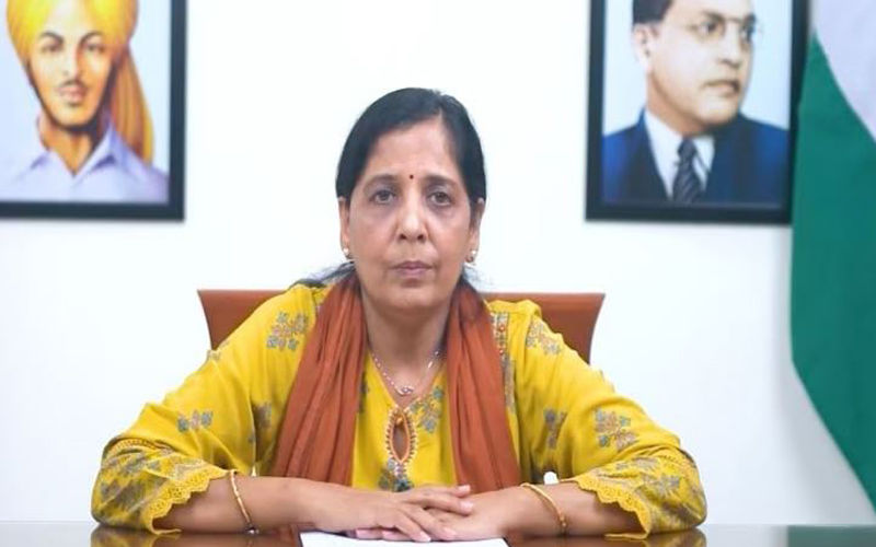 अघोषित CM बन गई हैं अरविंद केजरीवाल की पत्नी सुनीता केजरीवाल, संभाला मोर्चा