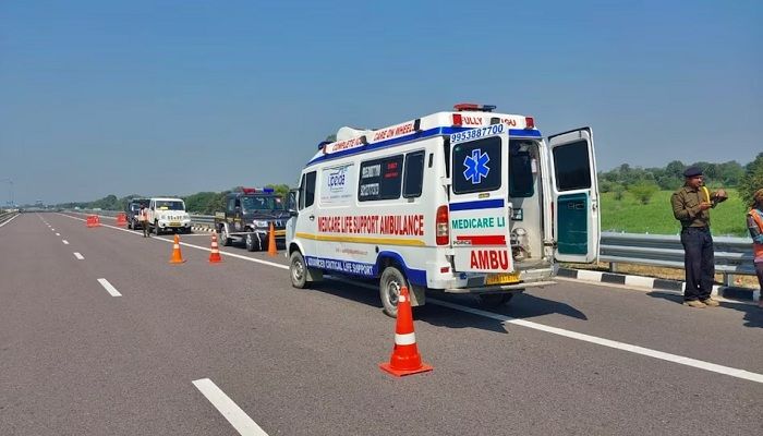 शादी के घर में पसरा मातम, कार्ड बांटने जा रहे पिता के साथ हुई ये घटना