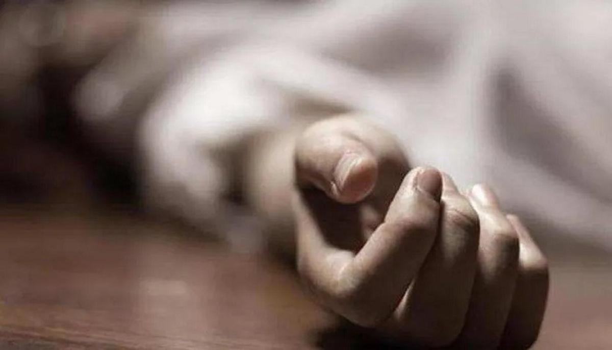 नोएडा में अलग-अलग जगह पर दो लोगों ने की आत्महत्या, मचा हड़कंप