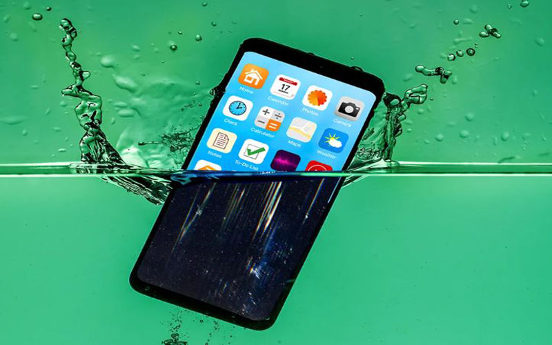 iPhone में चला गया है पानी, ये फीचर आएंगे काम