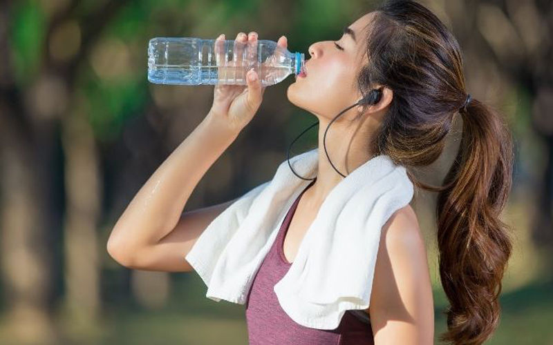 गर्मियों में शरीर को ठंडा रखने के लिए इन टिप्स को करें फॉलो