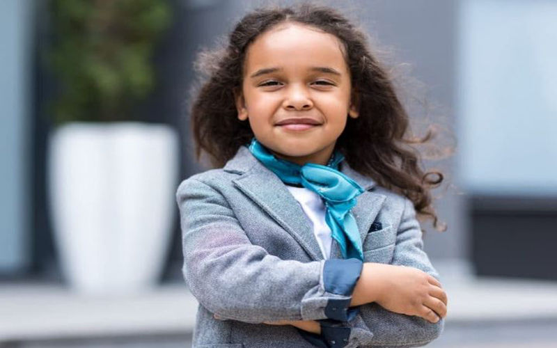 भीड़ में बोलने से घबराता है आपका बच्चा, आज से ही करें ये काम