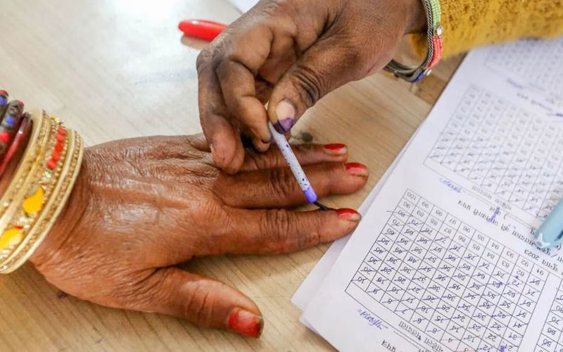 लोकतंत्र के महापर्व का हुआ आगाज, 16 राज्य और 5 केंद्र शासित प्रदेश में वोटिंग जारी