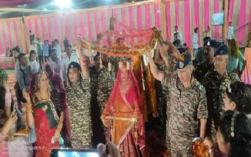एक ऐसी शादी जिसमें दुल्हन के पिता बन गए CRPF के अनेक अफसर तथा जवान