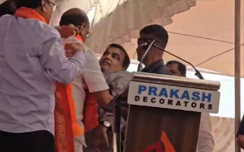 मंच पर बेहोश होकर गिरे केंद्रीय मंत्री, सोशल मीडिया पर दी तबियत की जानकारी