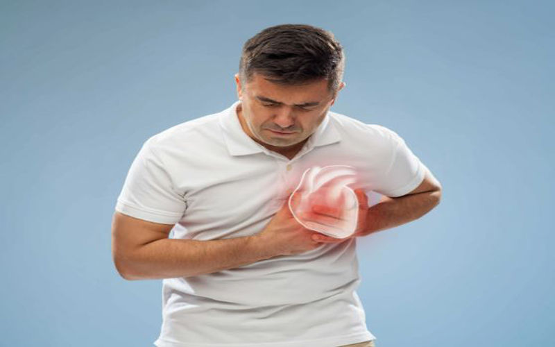 हार्ट अटैक से पहले शरीर में दिखने लगते हैं ये लक्षण, एक बार जरूर जान लें