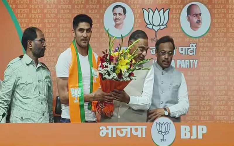 बॉक्सर विजेन्द्र सिंह के जरिए जाट समाज को साधेगी भाजपा, पहना भाजपा का पटका