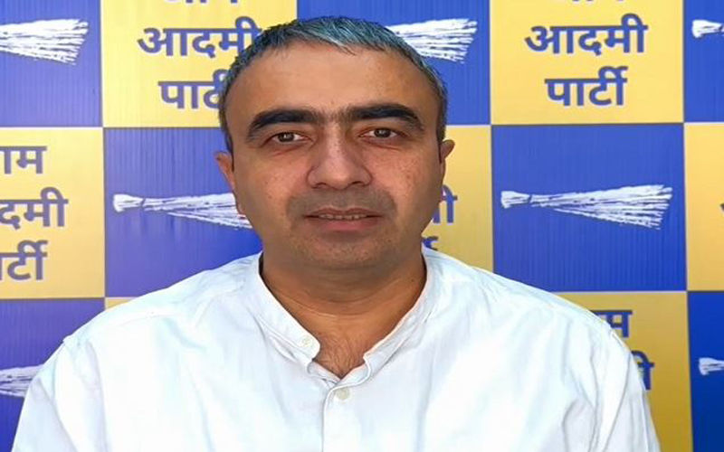 "AAP" को रैली की मंजूरी की जगह मिली गाली, आयोग ने की कार्रवाई