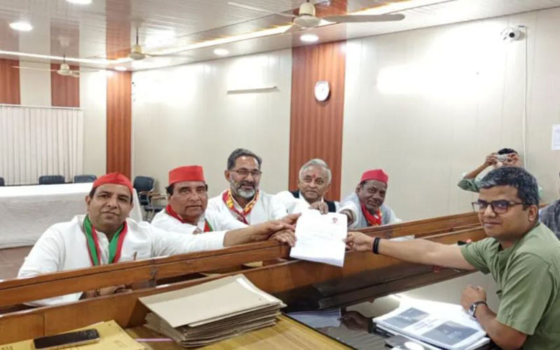 नोएडा सीट से सपा प्रत्याशी महेंद्र नागर ने भरा पर्चा, अनेक नेता रहे मौजूद