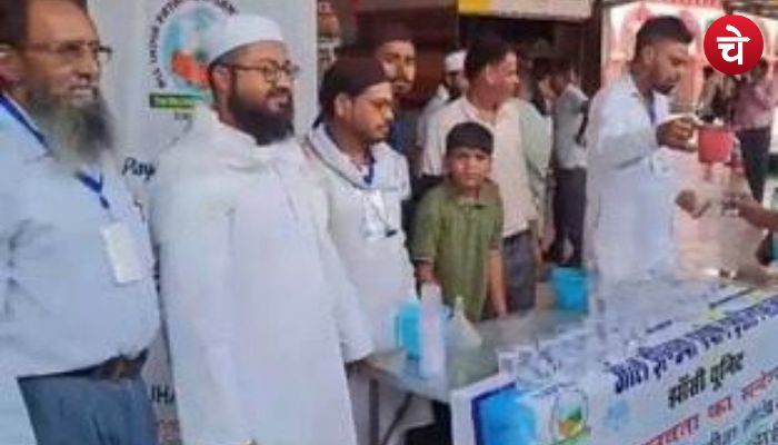 यात्रियों के लिए बना फरिश्ता,10 साल से स्टेशन के बाहर कर रहा ये नेक काम