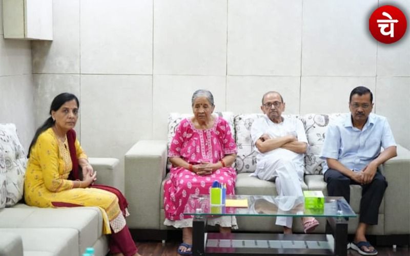 माता-पिता के साथ दिल्ली पुलिस का इंतजार कर रहे हैं अरविंद केजरीवाल