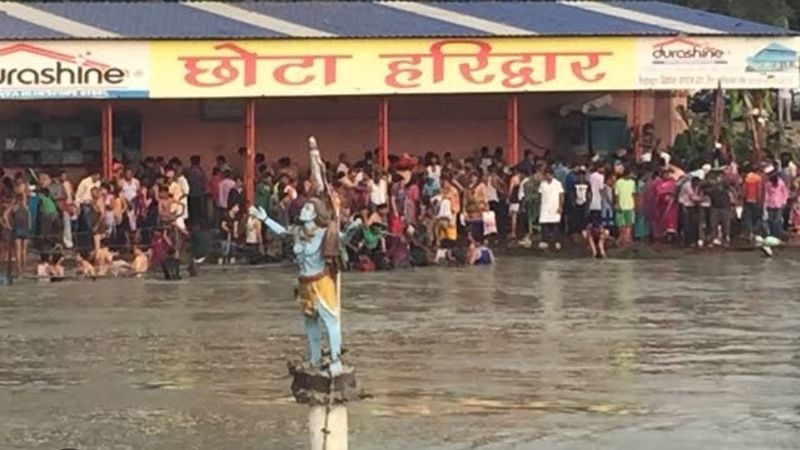 महिलाओं को नंगा देखने वाला महंत पुलिस की पकड़ से दूर, कर रहा है टूर