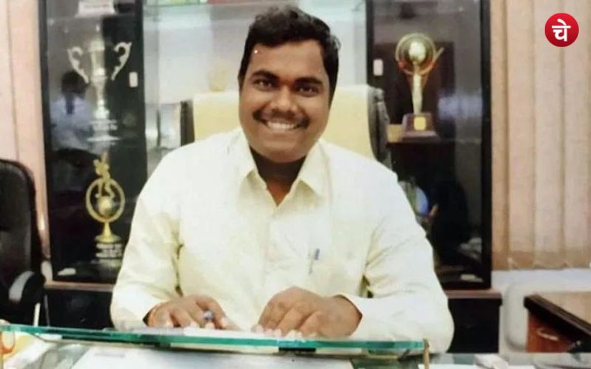 वेटर था अब बन गया है शानदार IAS अफसर