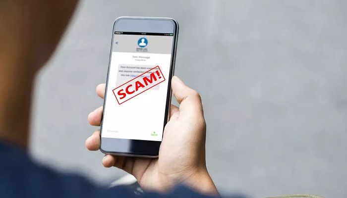 वाट्सऐप के चक्कर में बुरा फंसा शख्स, गंवा दिए करोड़ों, आप ना करें ये गलती