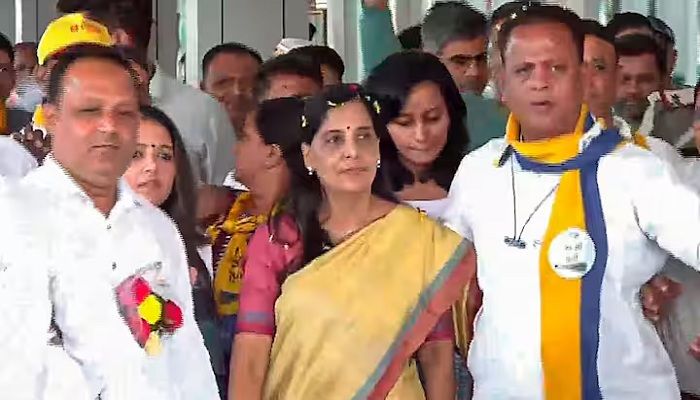 जेल में बंद है सीएम अरविंद केजरीवाल, पत्नी सुनीता कर रहीं धुआंधार रोड शो