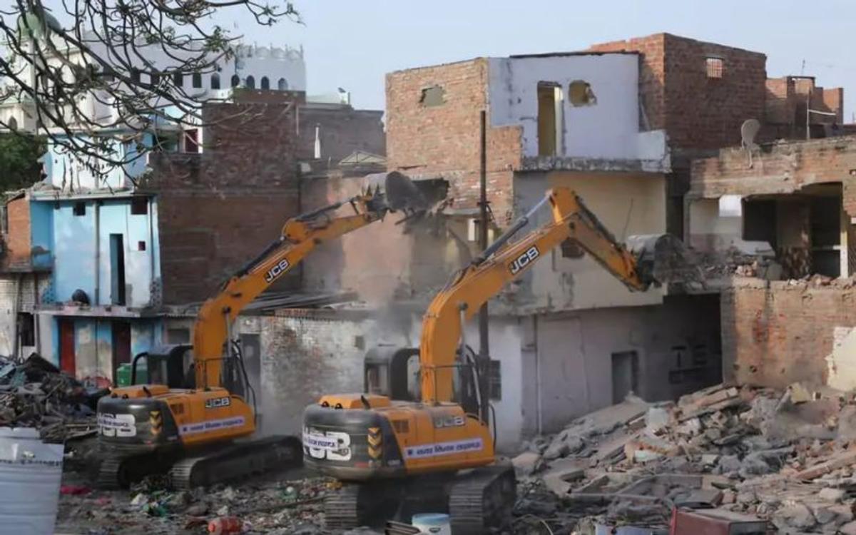 लखनऊ में चला बाबा का बुलडोजर, नेस्तनाबूद हुए 150 मकान
