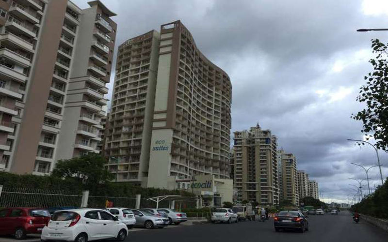 नोएडा में चुपके से आई बारिश, बादल गरजा, बिजली चमकी