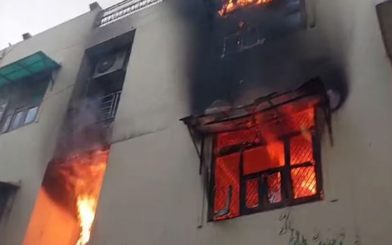 नोएडा में AC से फिर लगी आग, मची अफरा-तफरी