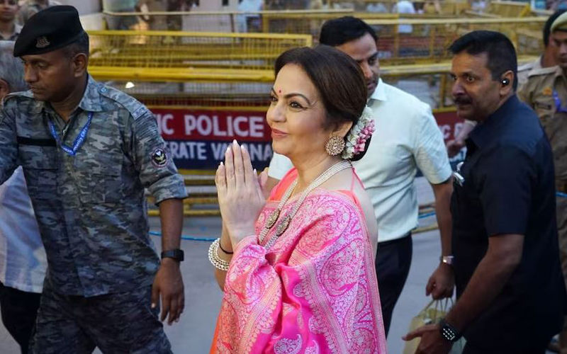 बनारस की गलियारों में दिखीं नीता अंबानी, किया ये खास काम