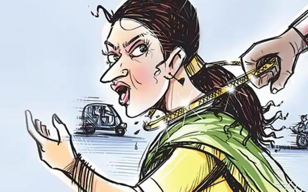 लोगों की नजरों से बच-बचाकर चोर ने महिला का गला दबोचा, हुआ रफू चक्कर