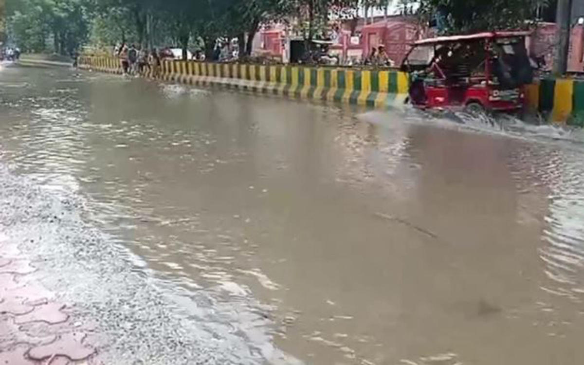 नोएडा के इन सेक्टरों में हुआ जल भराव, बारिश बन रही आफत!