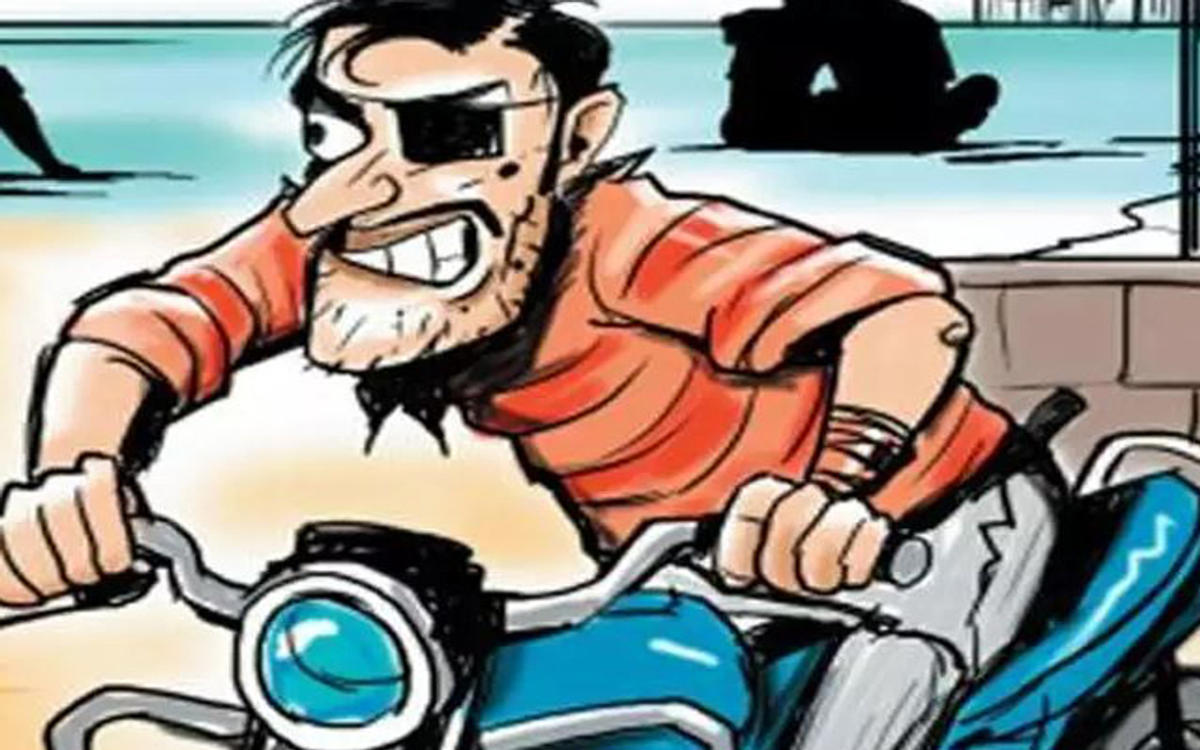 नोएडा में बेखौफ चोरों ने पुलिस चौकी के पास से ही उड़ा ली बाइक