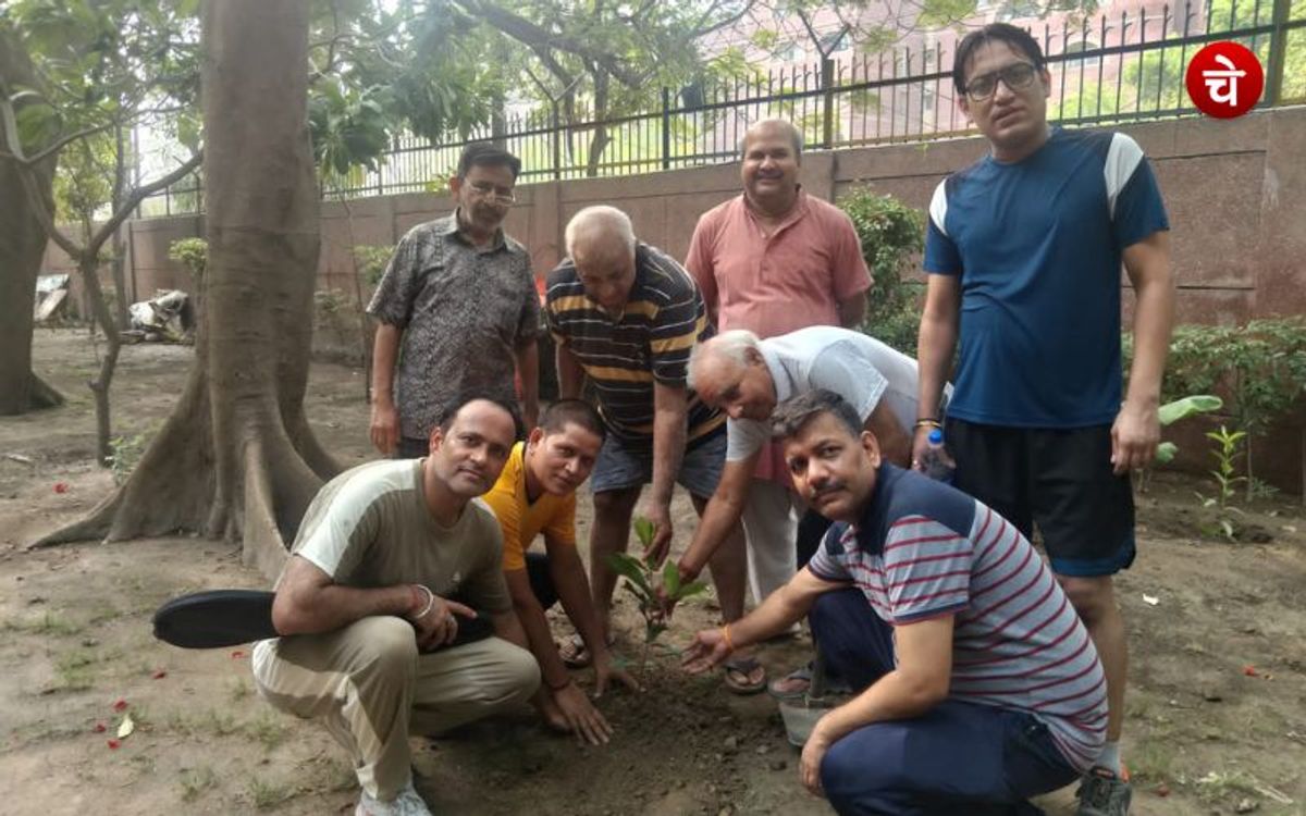 हरियाली बढ़ाने के लिए नोएडा की सोसाइटी में किया वृक्षारोपण